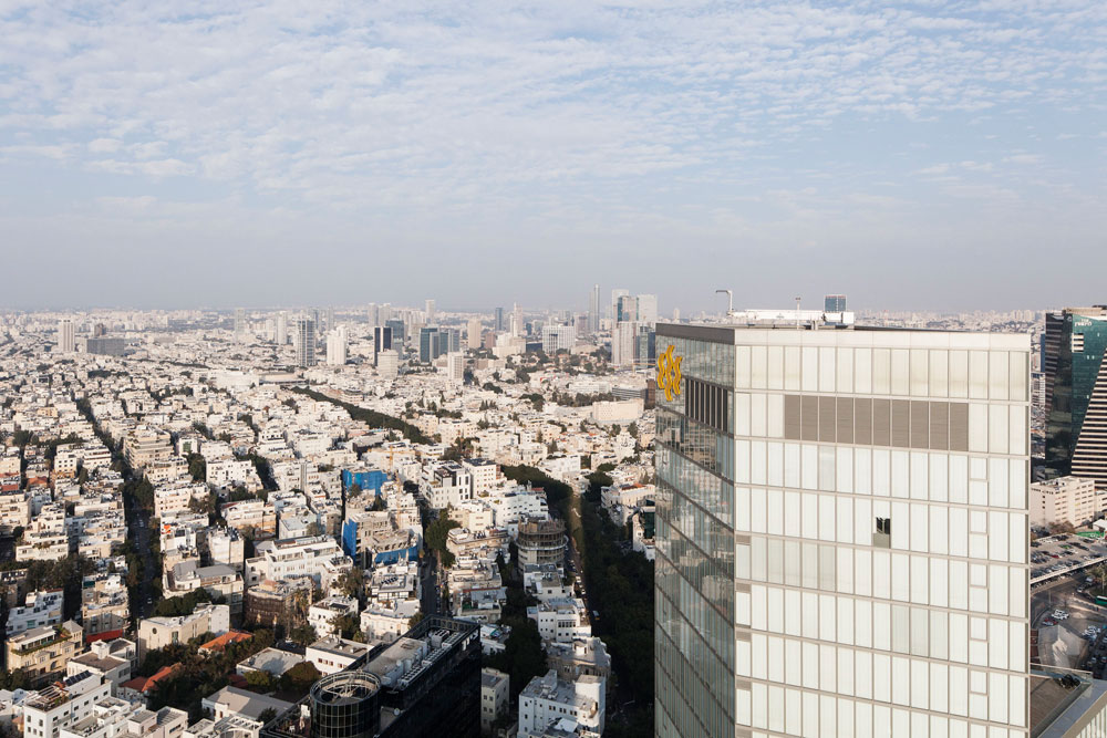 ואיך אפשר בלי מגדלים. המגמה הזו ברוטשילד-הרצל החלה בתקופת להט. צחוק הגורל הוא שהוא התנגד, בערוב ימיו, לקדחת המגדלים ברחבי העיר מגדל מאייר רוטשילד