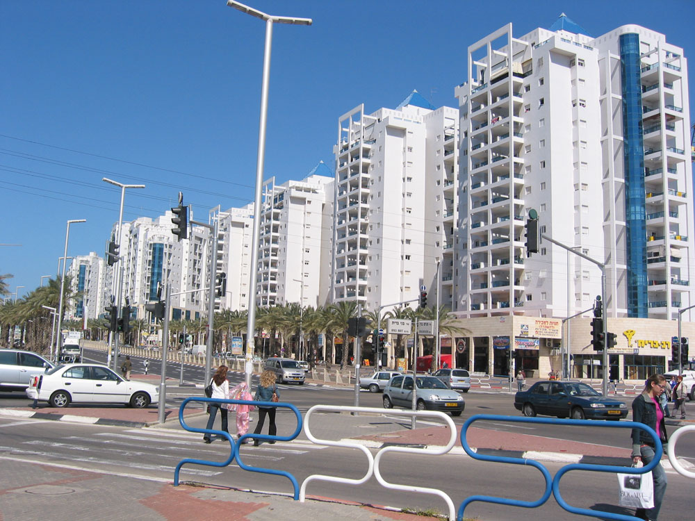 ה''סיטי'' באשדוד, שגם אותה מאפיינים כבישים רחבים בצורה מוגזמת, ו''זונינג'' מוקצן של שימושים בעיר אשדוד ערים מבפנים