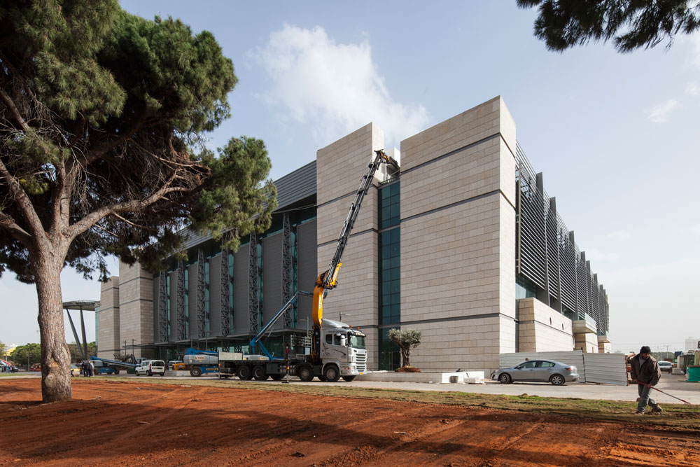 מבחוץ נראה הבניין כמו עוד מרכז לוגיסטי אנונימי. בחזיתות שולבו מרכיבים מעולם הכנסים (כמו המסבכים שקבועים גם בתקרת האולם), עם מסכי זכוכית ואבן ירושלמית ביתן 2 מרכז הירידים