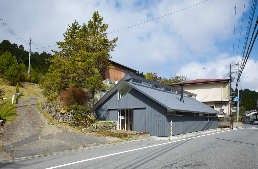 ''Koyasan Guest House Kokuu'', בכפר קויסאן, שבו מתגוררים חברי זרם השינגון בבודהיזם היפני. הכפר העתיק שוכן בין פסגות הרים ופרישת רחובותיו מזכירה את פרח הלוטוס בית הארחה יפני קויאסאן ALPHAVILLE ARCHITECTS