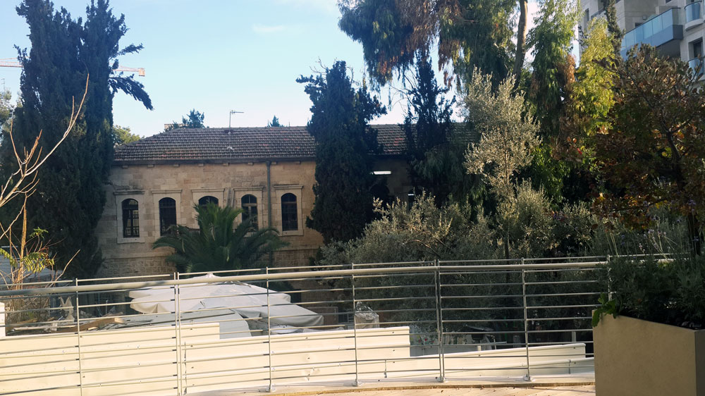 בית הרב קוק. לפני כ-20 שנה אושרה תוכנית לתוספת קומה לבית הישן ולהקמתו של בניין חדש וסמוך, בן שלוש קומות. לאחרונה הוגשה בקשה להוספת עוד שתי קומות למבנה החדש שימור ירושלים בית הרב קוק
