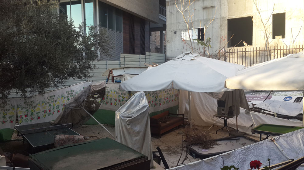 החצר המוזנחת של בית הרב. במחלקת השימור תמכו בבקשה להוסיף עוד קומות למבנה החדש שיוקם בסמוך, בנימוק שממילא בשנים האחרונות נבנו בניינים גבוהים סביב החצר. למרות זאת, האדריכלים התבקשו להציע תוכנית חדשה למבנה מרוחק יותר מהבית ההיסטורי, ובינתיים ההזנחה נמשכת שימור ירושלים בית הרב קוק