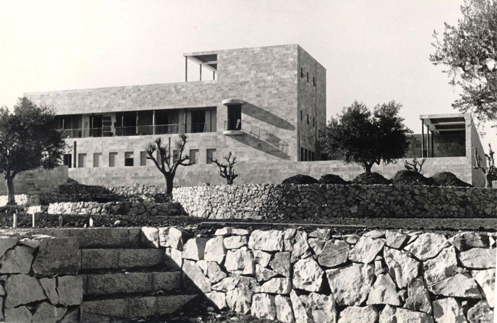תמונה היסטורית של וילה שוקן. היא נכללת ברשימת 110 האתרים שנבחרו לשימור מחמיר, אך משום שבירושלים אין תוכנית שימור רשמית - הוועדה המחוזית יכולה לאשר שינויים שימור ירושלים וילה שוקן