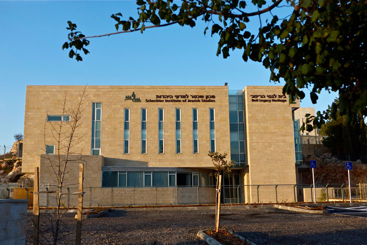חזית הקמפוס החדש. רק אגף הכיתות נחנך בינתיים, אך צורתו ותפקודו הם חלק ממערך שלם שעתיד להיבנות מכון שכטר עדה כרמי-מלמד ירושלים