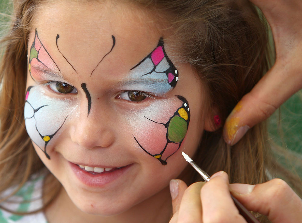 ילדה מתאפרת פורים איפור פרפר