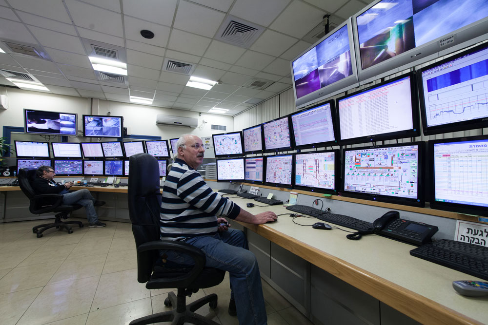 בחדר הבקרה מפקחים על התהליך. 270 עובדים במפעל, מחציתם תושבי רמלה מפעל נשר רמלה