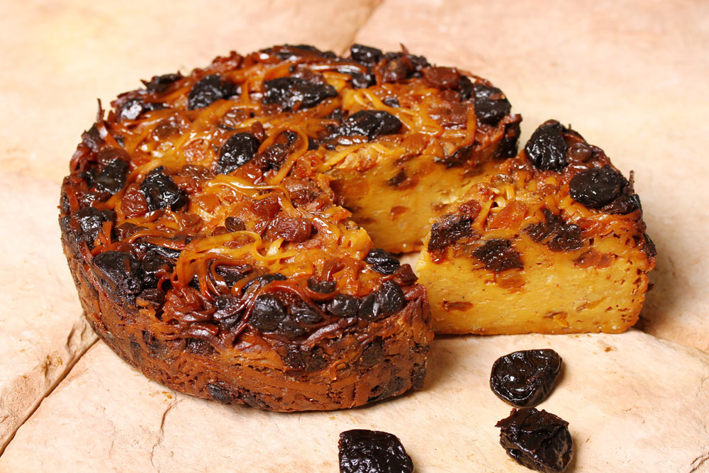 לשימוש בכתבה בלבד קוגל עם משמשים שזיפים צימוקים סיר לשבת קוגל