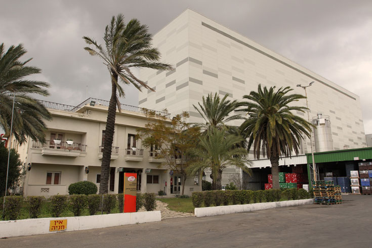 מה שלא רואים מהכביש הוא הווילה ההיסטורית שמסתתרת בתוך מתחם המפעל, ומשמשת כמשרדי ההנהלה בניין הלוגיסטיקה טמפו נתניה