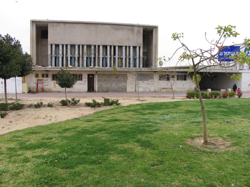 קולנוע ''אורן'' בשכונה ד' בבאר שבע עדיין עומד על תילו, ומן הסתם יהפוך גם הוא לפרויקט נדל''ן לשימוש הכתבה בלבד שרון רז בתי קולנוע נטושים נטוש קולנוע אורן באר שבע
