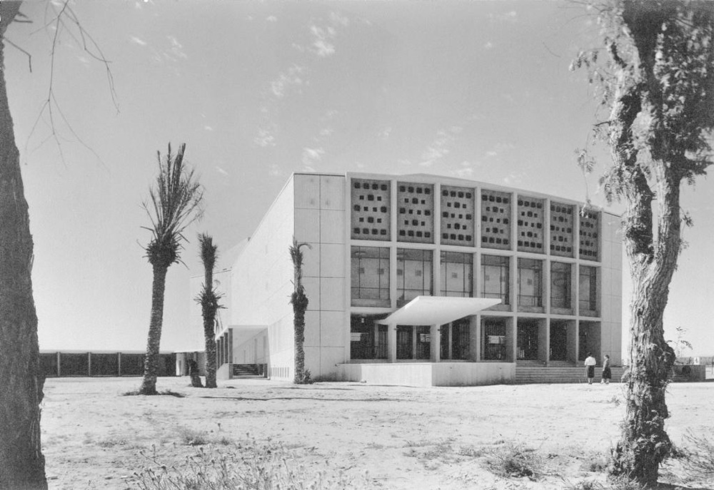 קולנוע ''קרן'', הגדול ביותר בנגב כולו, ששימש גם להצגות ולכינוסים רבים. העירייה הסכימה לחסל את יצירת המופת הזו לטובת בניין מגורים עם קומה מסחרית קולנוע קרן באר שבע שולמית נדלר