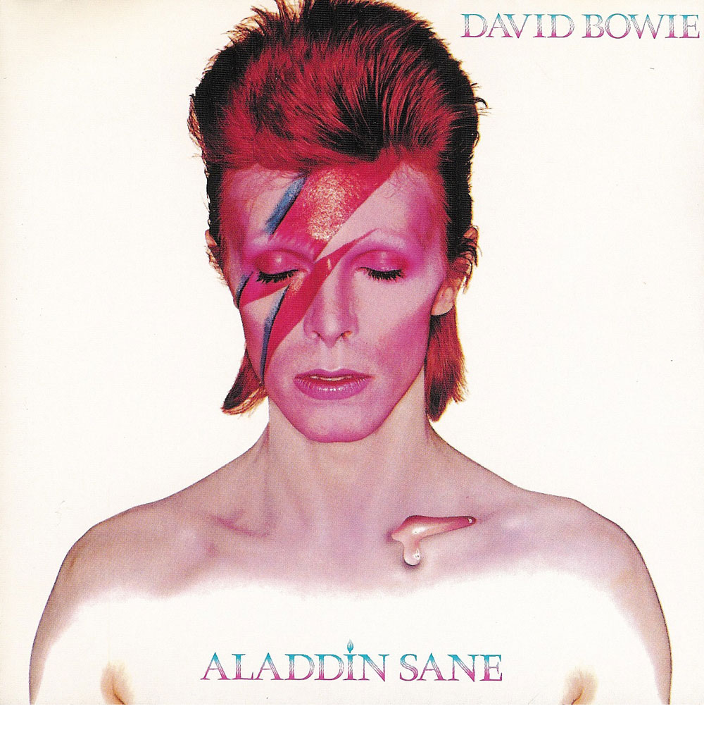 Aladdin Sane, 1973. אחד הייצוגים הזכירים ביותר של גלאם-רוק, שבואי היה אחד ממבשריו. כאן הוא עוצם עיניים, ובאותה שנה יצא גם Pin Ups והוא פוקח אותן לרווחה עטיפות דיוויד בואי aladdin sane 1973