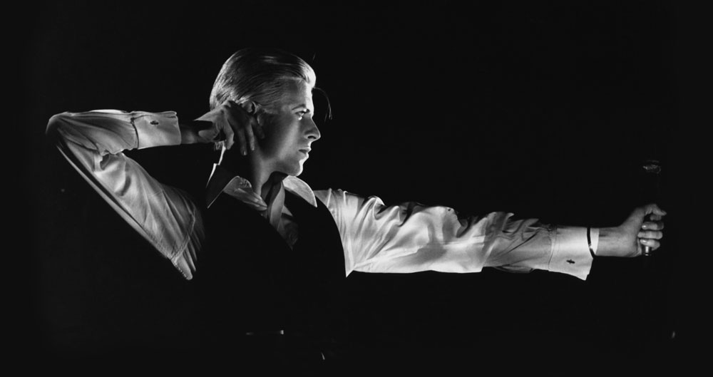 מי הוא באמת? מתוך התערוכה David Bowie Is, שנפתחת בסוף החודש במוזיאון ויקטוריה ואלברט בלונדון. בואי נתן לאוצרים לחטט בארכיון הפרטי שלו ולשלוף משם כ-300 פריטים נדירים שנחשפים לראשונה לשימוש הכתבה בלבד דיוויד בואי תערוכה VA 2013