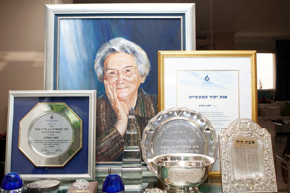ציור של לאה גוטליב לצד אותות הוקרה שהוענקו לה בביתה במגדלי דוד שבמרכז תל אביב לאה גוטליב סיסי רוזנבאום גוטקס תערוכה מוזיאון העיצוב חולון