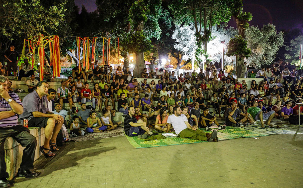 מזל שקבוצות אכפתיות של תושבים החליטו להילחם על עתיד העיר. יש פה חיי קהילה: בקיץ שעבר התאספו התושבים בגן בנימין, וצפו יחד בגמר היורו-ליג, שהוקרן על מסך ענק חיפה הדר גילה זמיר
