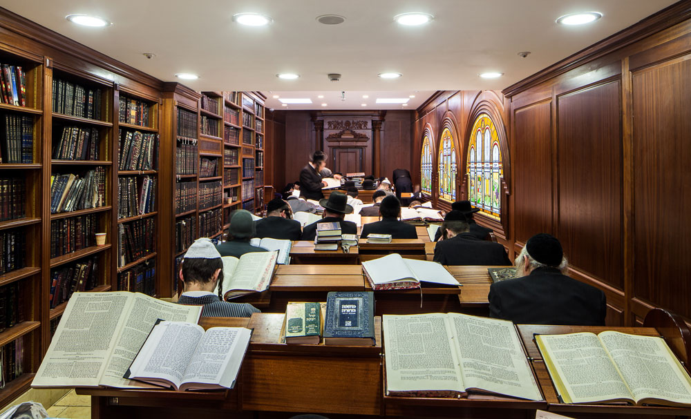בבית המדרש, כל המושבים תפוסים בגברים השוקדים על תלמודם. זה לצד זה לומדים כאן כל הזרמים ביהדות הדתית: ליטאים, חסידים, כיפות סרוגות, ספרדים ואשכנזים קבר רחל