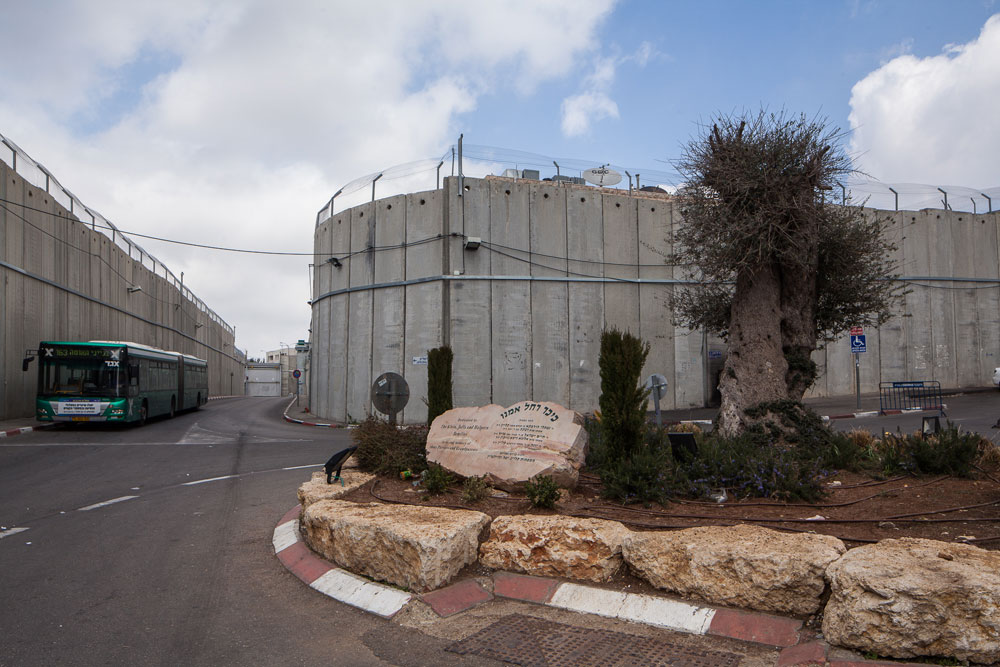 מתחם קבר רחל בבית לחם, בשבוע שעבר. מאז האינתיפאדה השנייה הקטלניים, הפך הקבר הצנוע לבונקר. השיפוץ הנוכחי נעשה במימונו של תורם פרטי, והמשך השיפוץ לוט בערפל קבר רחל
