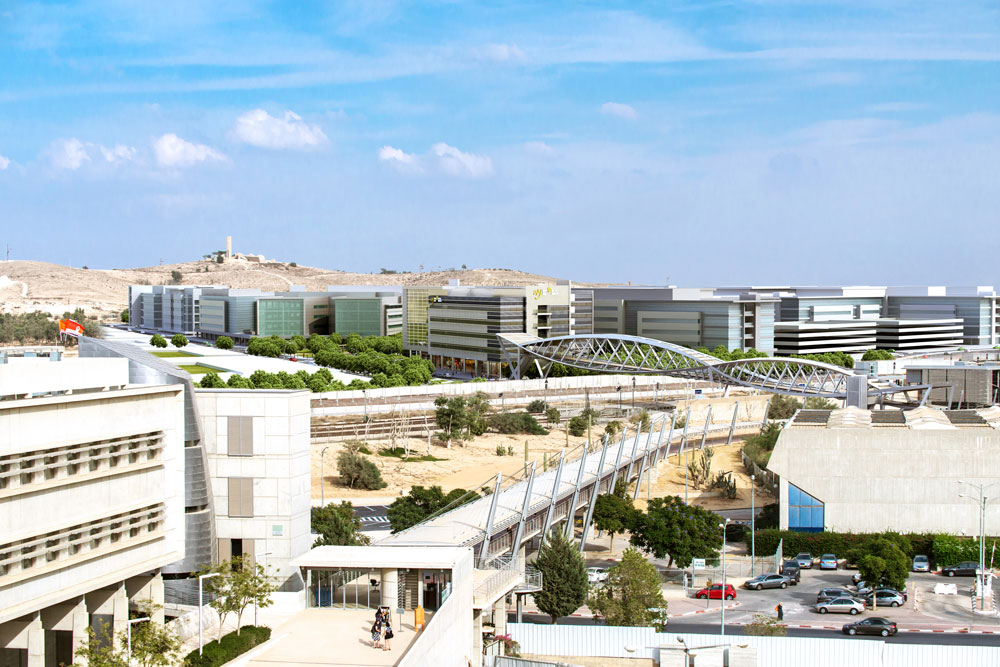 מה מתוכנן: השטח הריק בין הקמפוס לבין שכונת רמות (הבתים עם גגות הרעפים), שנחשב לגבול ההיסטורי של ב''ש בגלל מסילת הרכבת, יהפוך לחלק העתידי של הקמפוס באר שבע פארק גב ים הדמיה