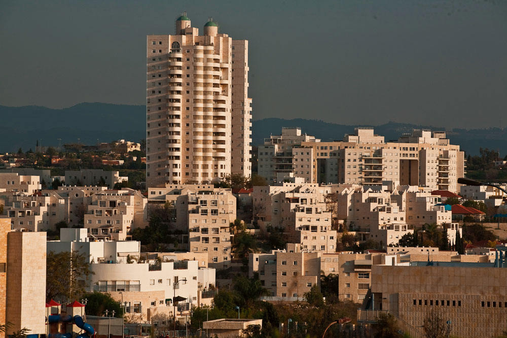מגדלים שמכערים את קו הרקיע יוצרים תחושה של כאילו-סיטי בנוסח ת''א ורמת גן, אבל זו הסוואה לכך שמדובר ביישוב שינה העיר מודיעין