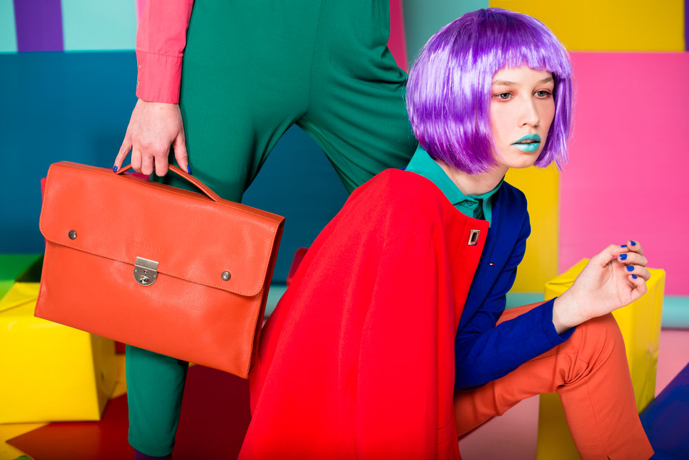קטיה באוברול ירוק ושרשרת - H&M; חולצה, הוניגמן; סנדלים, אלדו; תיק, לונגשאמפ; גרבונים, זוהרה. גטה בחולצה, Toupy בנומרו 13; סריג כחול, טומי הילפיגר; מכנסיים וז'קט - זארה; סנדליים, ספרינג הפקת אופנה צבע צבעוני פורים מירי צ'יגירינסקי