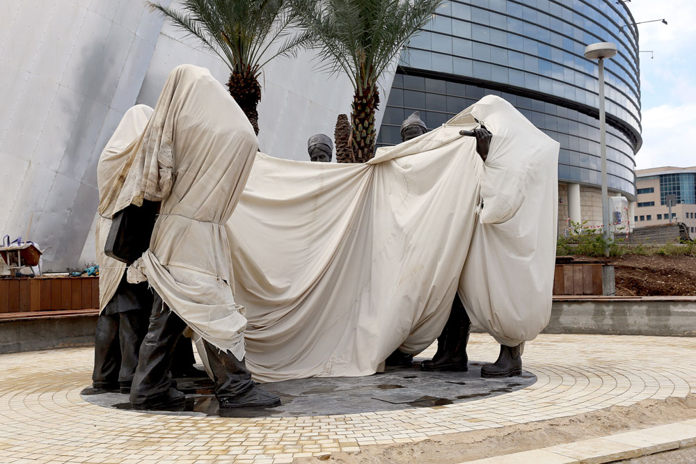 הפסל ממתין לטקס הסרת הלוט, היום בחיפה. באופן מקורי, השטח הוגדר כטיילת - וכעת מוצבים בו ספסלים במסגרת הפיכתו לאזור הנצחה לדוד עזריאלי פסל עזריאלי קניון חיפה