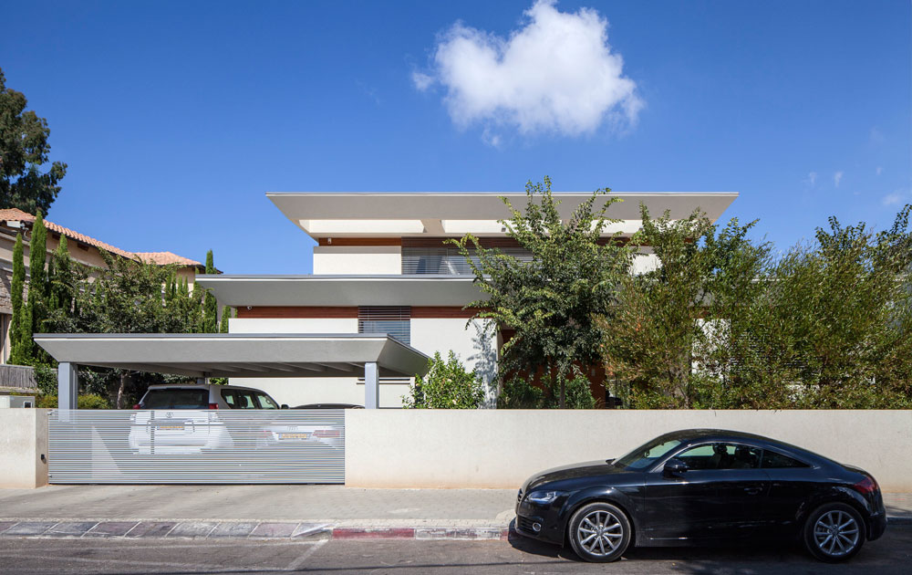 בניגוד לבתים אחרים בשכונה, הבית אינו מסתתר מאחורי חומה. הוא מוקף בגדר נמוכה יחסית ומתייחד בשני גגות שתוכננו בהשראת האדריכלות האסיאתית פלסנר אדריכלים בית בצהלה