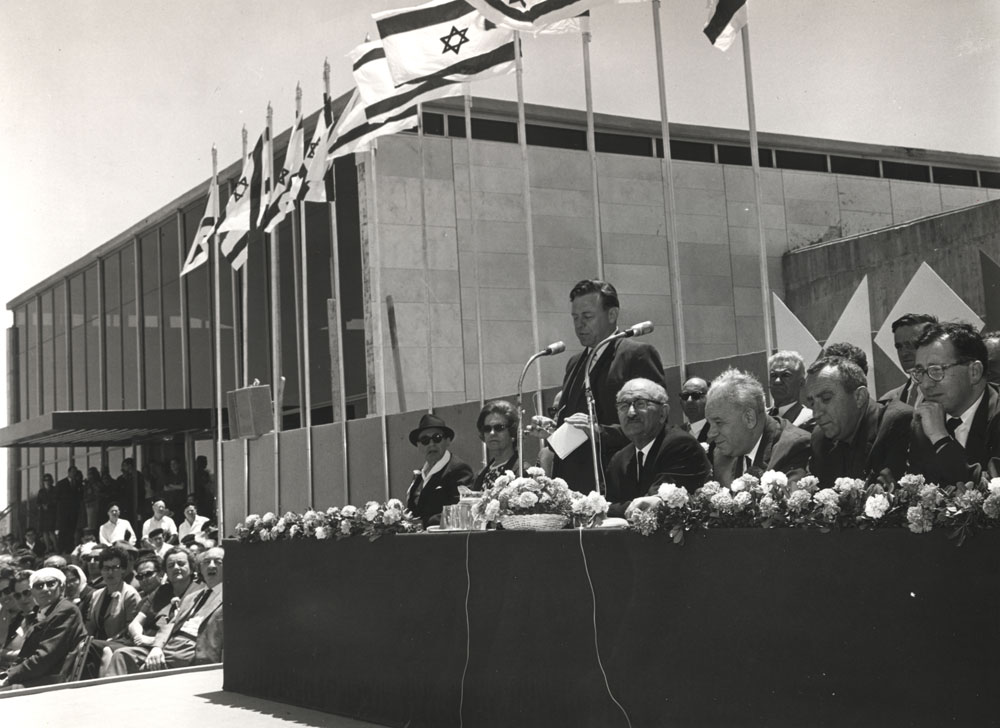 לשימוש הכתבה בלבד מוזיאון ישראל טדי קולק נואם בפתיחת המוזיאון