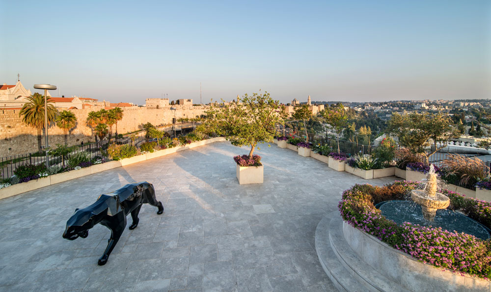 מהמרפסת ניתן להשקיף אל שער יפו ומגדל דוד הסמוך, וגם הר הזיתים והר ציון נצפים היטב. בפינת המרפסת מזרקה, מתקני גריל וערוגות קטנות מתי רוזנשיין בית ממילא ירושלים
