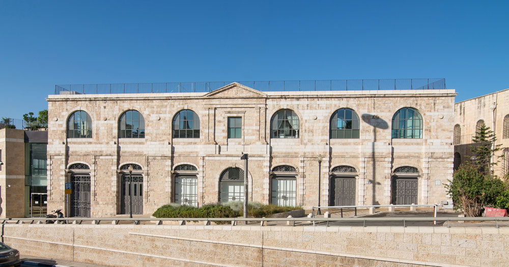 הבניין נבנה לפני כמאה שנה בידי הפטריארכיה היוונית-אורתודוקסית של ירושלים, שסמלה עדיין מתנוסס בגמלון הקבוע בחזית. הוא נהרס בזמן הבנייה של החניון והקניון במתחם ממילא, ושוחזר מחדש, אבן אחר אבן. קומת הרחוב היא קומת הפנאי של המשפחה שרכשה אותו, ובה יש בריכה, קולנוע, מרתף יין, חניה ומבואה שהיא גם ספרייה. הקומה העליונה היא קומת המגורים מתי רוזנשיין בית ממילא ירושלים