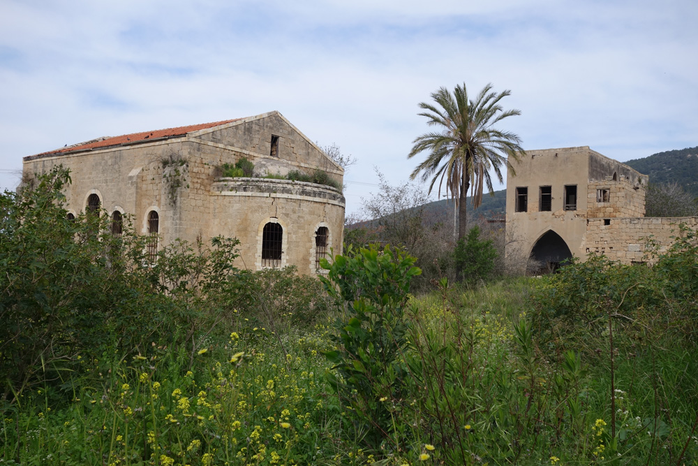 שניים ממבני העיירה ששרדו. הם נמצאים במצב תחזוקתי ירוד, והביקור בהם מסוכן, אם כי הגישה קלה ונוחה מקומות נטושים אזור תעשייה שלומי