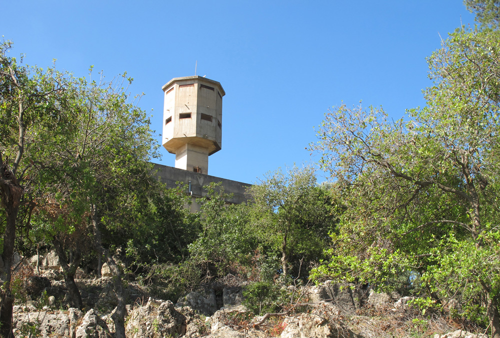 מגדל השמירה שמעל מצודת המשטרה הבריטית במושב שפר שבגליל. מכאן יצאו כוחות להגנה על גבול הצפון מפני פלישות מלבנון מקומות נטושים מצודת משטרה בריטית בשפר