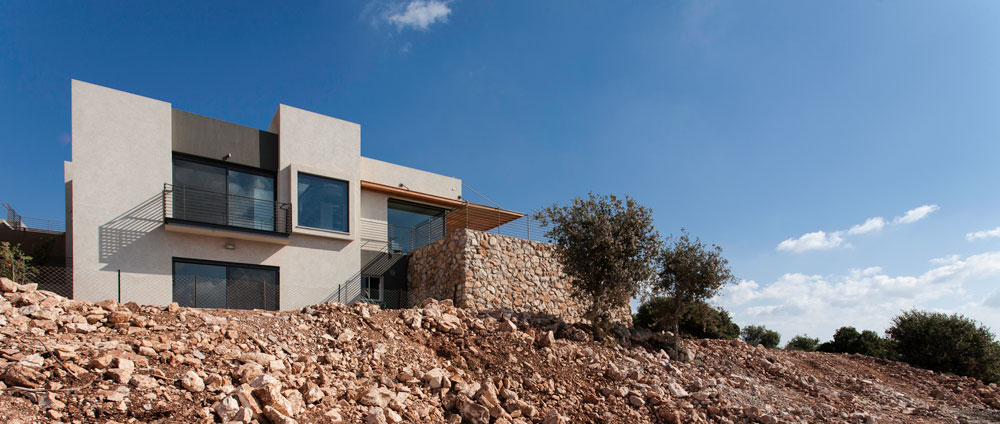 הבית נבנה נמוך ממפלס הרחוב. קומת המגורים היא בת 185 מ''ר, ותחתיה, במורד המגרש, 90 מ''ר שבהם סטודיו לתנועה, המשמש את אם המשפחה בעבודתה SaaB אדריכלים לוסיאנו סנטנדראו בית מכמנים