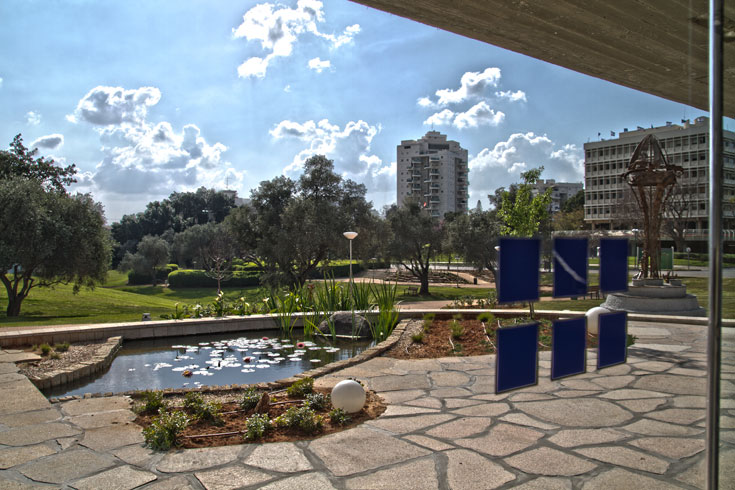 בחלוף השנים איבד המבנה ממעמדו, והספרייה - כמו כל ספרייה - נאלצה להתמודד עם המעבר מספרים לאינטרנט. המכון היה צריך להחליט אם לשמר את המבנה המוזנח או לשנות את ייעודו ספריית ויקס מכון ויצמן רחובות