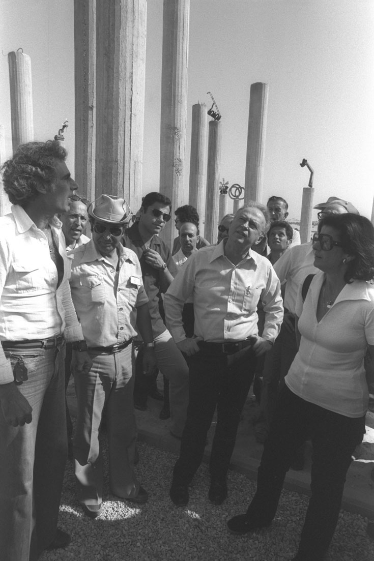 לאה ויצחק רבין באנדרטת עוצבת הפלדה (משמאל: המתכנן גודוביץ). פורקה והועברה לישראל רבין עוצבת הפלדה בימית ישראל גודוביץ ימית פינוי ימית