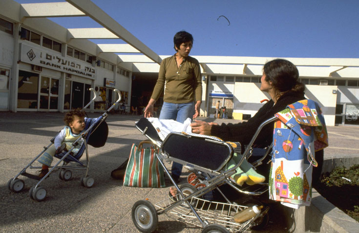 במרכז המסחרי, 1981. היישוב הראשון בישראל בלי אנטנות טלוויזיה על הגגות, ועם חצרות פנימיות במקום חדרי מדרגות מסוגרים וחשוכים ימית מרכז העיר 1981