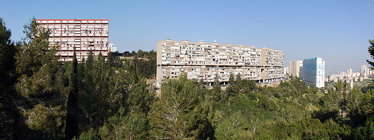 כך זה נראה מבחוץ: שיכון ענק שנבנה ב-1960, מזדקר מול אחד הוואדיות של הכרמל ומכיל 130 דירות דירה בחיפה יהב מרום