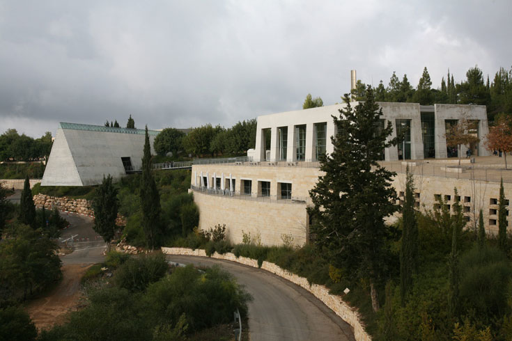 המוזיאון לתולדות השואה ביד ושם, בתכנון משה ספדיה. משולש באורך 180 מטרים שחודר את ההר. יציאה דרמטית ומועצמת בכוונה יד ושם החדש ספדיה