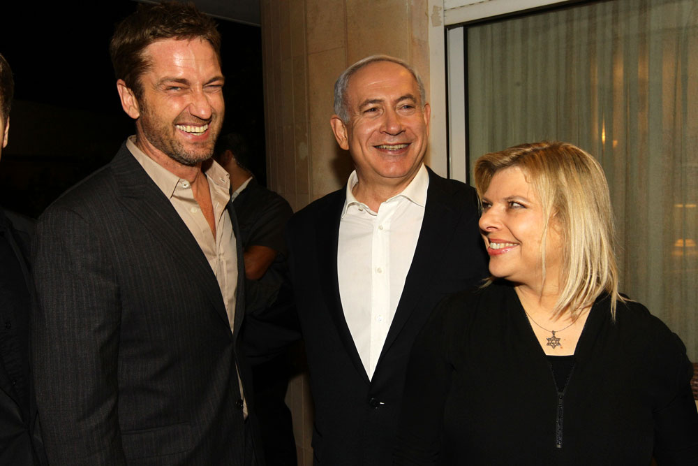 באטלר עם השכנים, בני הזוג נתניהו, אתמול בקיסריה חגיגת מימונה של האחים אדרי שרה נתניהו בנימין נתניהו ג'רארד באטלר