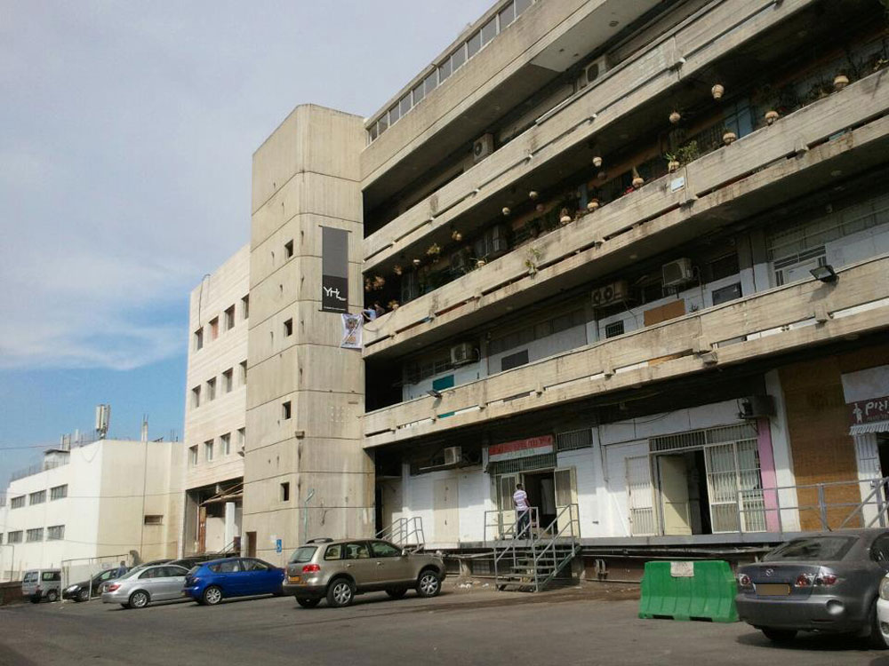 YH4 (קיצור של הכתובת יד חרוצים 4), בתלפיות בירושלים. מבחוץ - מבנה בטון תעשייתי ומרופט. מבפנים - 320 מ''ר שתוכננו ועוצבו בקפידה: תשעה ריבועים משמשים כחללי תצוגה ועבודה, ובמרכז קובייה שבה מתארחות תערוכות מתחלפות והרצאות. ''כמו שעיר טובה צריכה לערב שימושים, כך המקום הזה צריך לפעול'', אומרת מיכל מאיר מ''יומא אדריכלים'', שיזמו ותיכננו את החלל yh4 גלריה לאדריכלות ועיצוב בירושלים