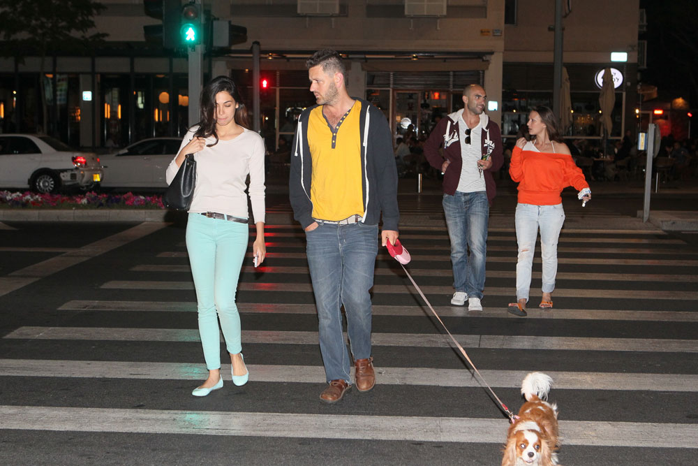 טיול לילי. דן ואטיאס ברחוב אבן גבירול בתל אביב בשבוע שעבר לשימוש XO ארז דן מורן אטיאס
