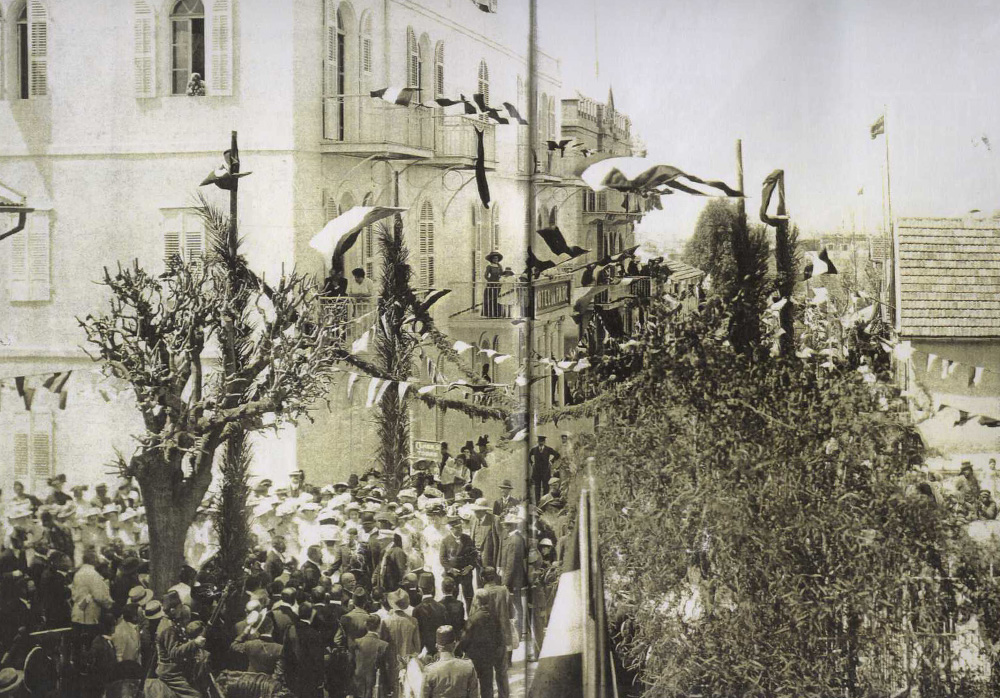 צילום היסטורי מ-1910, של ביקור הנסיך פרידריך ורעייתו במושבה, שאז היתה מאוכלסת בידי טמפלרים גרמנים. הם נשארו בה עד מלחמת העולם השנייה, ומאז לא שופצו בתיה המושבה האמריקאית שכונת נגה יפו בתים מבפנים 2013