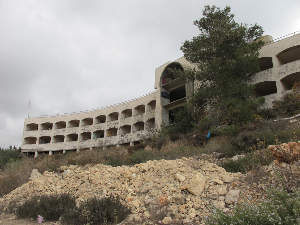 מבנים נטושים פסח 2014 מלון בת שבע הרי ירשלים אדריכלים אדריאן גלבר ואנדרי קרישן