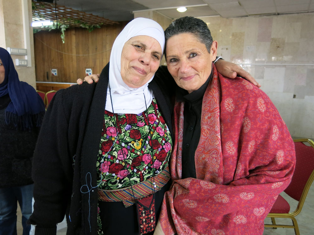רובי דמלין ואום אחמד. רוקמות פלסטיניות רקמה פלסטינית משפחות שכולות שנקר יום הזיכרון