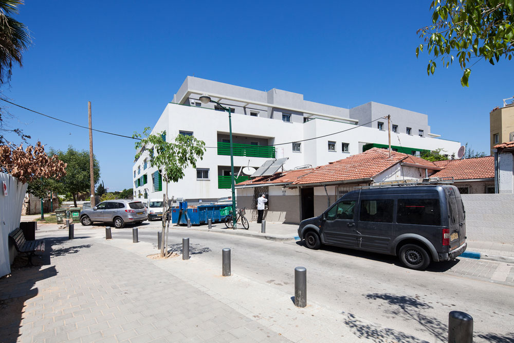 הפרויקט על רקע שכונת שפירא, שבה הוא משתלב. ההחמצה: אפשר היה להוסיף לו קומות ודירות, כדי לפתור את בעיית הדיור של עוד תושבים, מבלי לפגוע בשכונה גני שפירא דיור בר השגה תל אביב