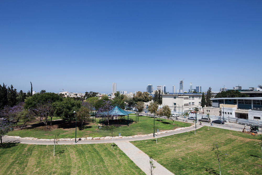 חלק מהדירות משקיפות לשטח ציבורי ירוק, ואפשר אפילו לראות את הים. מחירי הדירות מתחילים ב-2,900 שקלים לדירת 70 מ''ר גני שפירא דיור בר השגה תל אביב