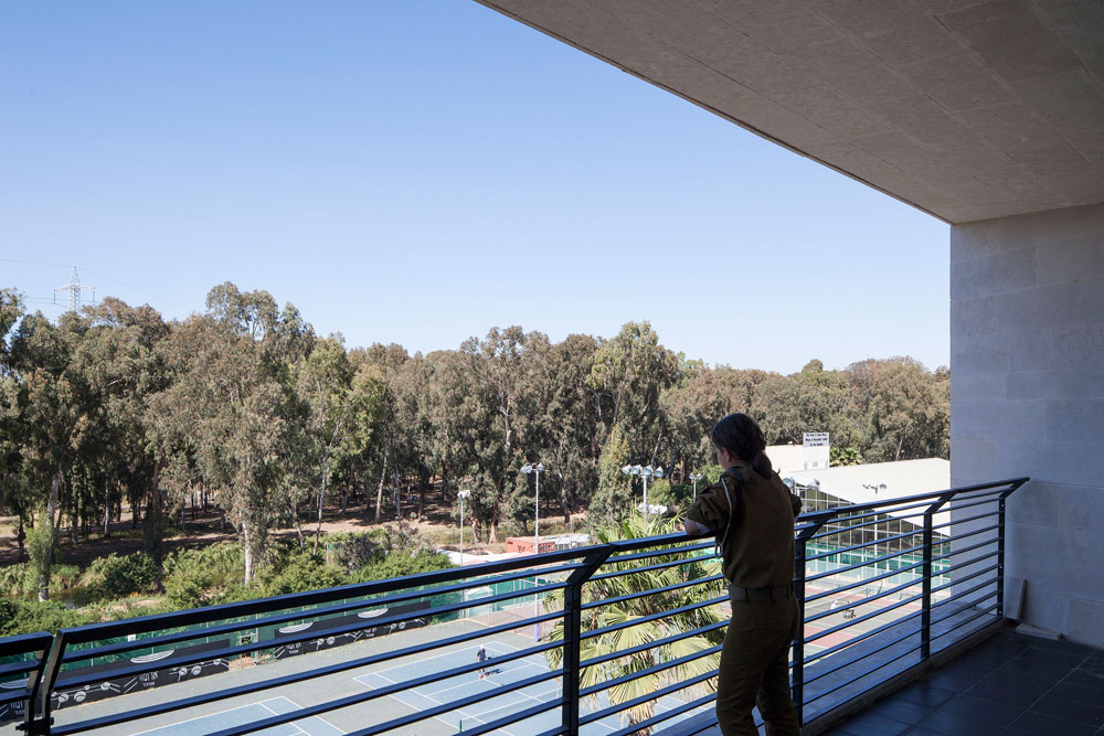מרפסת רחבת ידיים משקיפה צפונה לנחל הירקון, ודרומה לרחוב רוקח. המרפסות מעוצבות כך שלא ישמשו רק כמקום מפגש, אלא גם כמקור לאוורור ותאורה טבעיים למסדרונות הארוכים בית החייל רמת גן