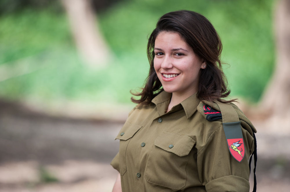 סיידי ברונסטיין. לשימוש הכתבה בלבד חיילות עולות דבורה
