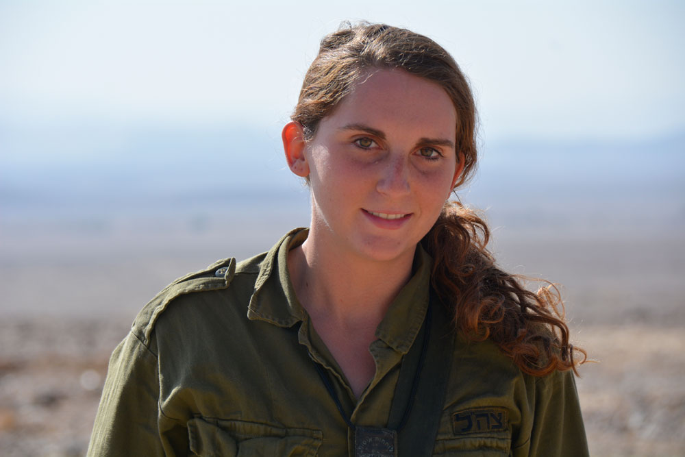 פנינה בראון. לשימוש הכתבה בלבד חיילות עולות פנינה