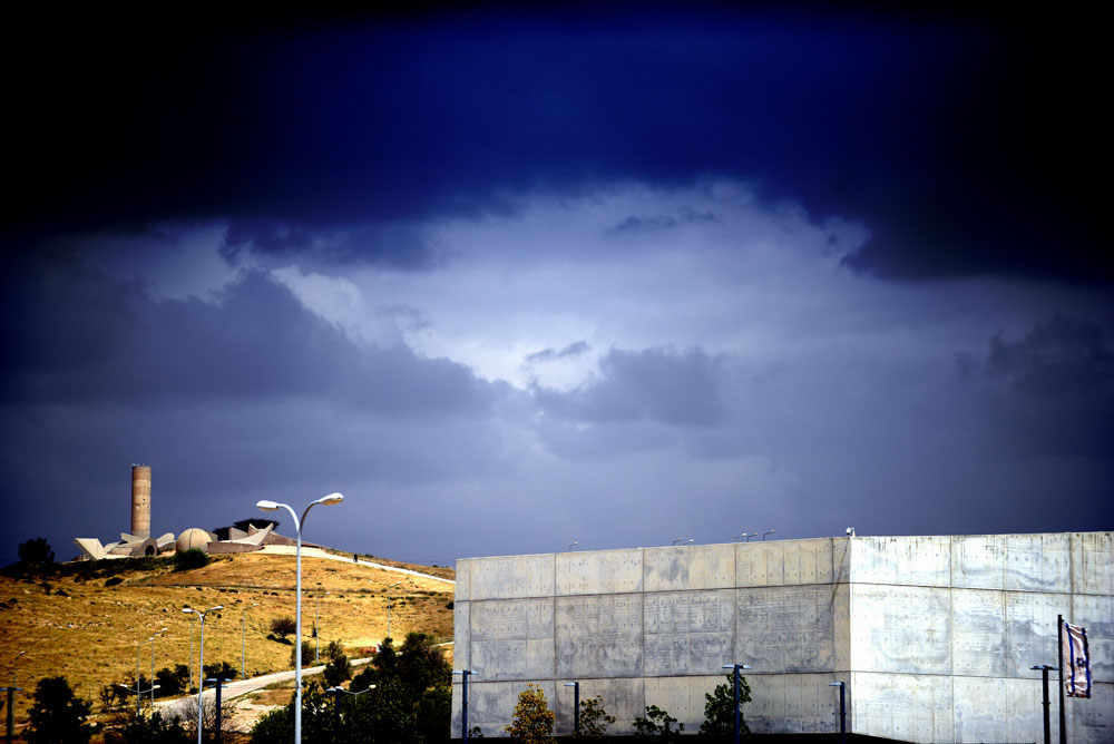 שני מבני בטון מוערכים, ישן לצד חדש: מהנקודה הגבוהה בסביבה, בראש גבעת גיר, צופה אל בית הלוחם אנדרטת חטיבת הנגב האיקונית של דני קרוון לשימוש הבלוג בלבד אבי פז בית הלוחם באר שבע