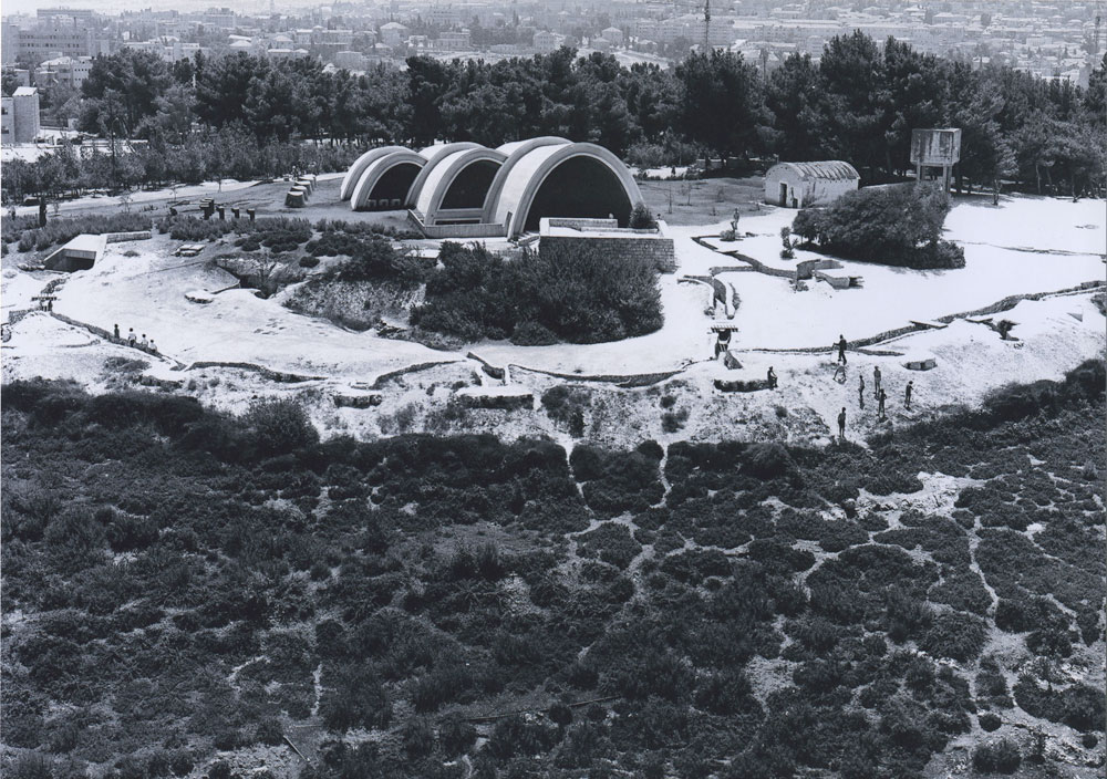 ההקמה נמשכה כשבע שנים, לאחר מאבק של הורי ההרוגים למניעת הרס הבונקרים לטובת שכונות חדשות. האדריכלים בנימין אידלסון וגרשון צפור קיבלו את הפרויקט לשימוש חד פעמי בכתבה בלבד גבעת התחמושת