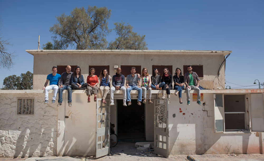 משתתפי ''טרמינל ירוחם'' על גגון בית העם הנטוש במרכז היישוב. הם קיבלו תקציב מהמועצה כדי לשפץ ולעצב אותו מחדש. אחר כך יועמד לרשותם, לתקופת שהותם במקום טרמינל ירוחם